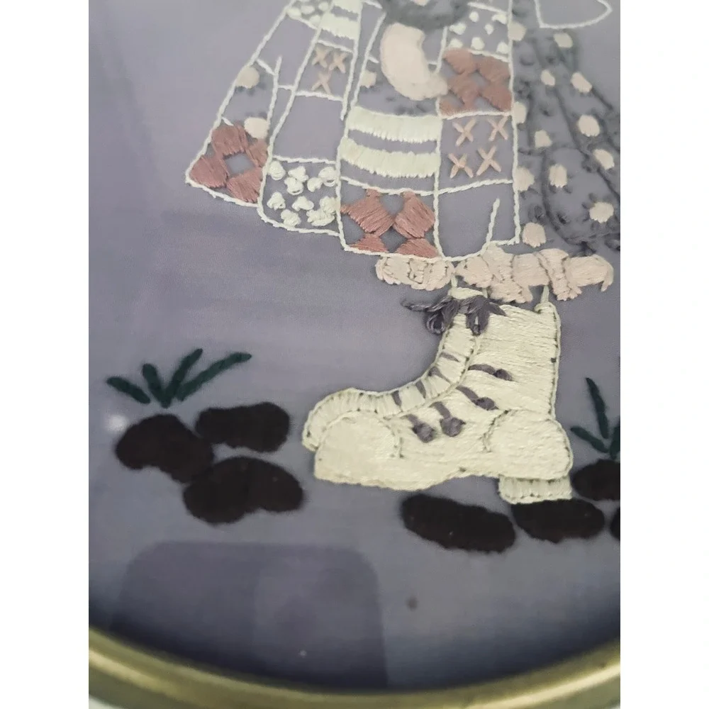 Vintage 1975 Holly Hobbie‎ Folk Art Embroidery Oval Frame Signed Handmade Purple - Picture 7 of 9